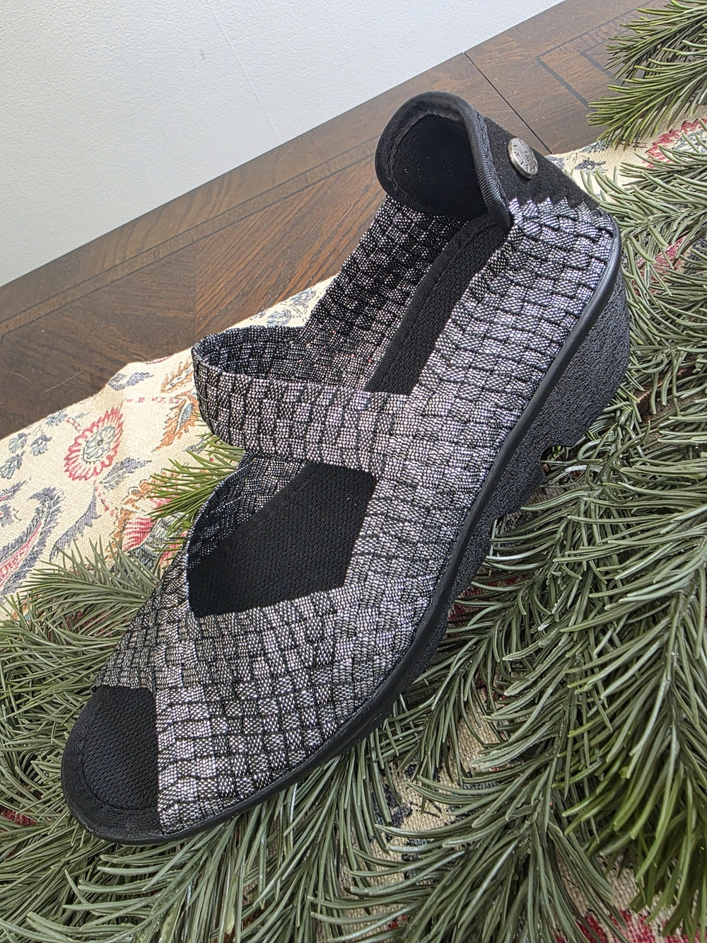 bernie mev. Women's Leehee Halle Wedges in Black Shimmer